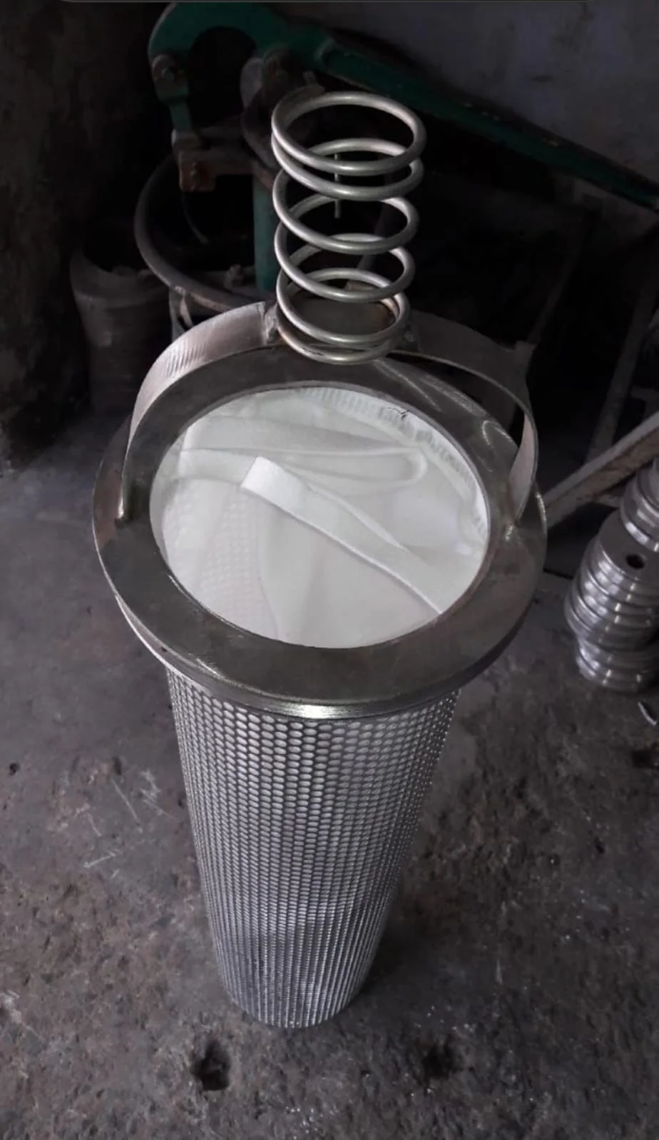 Filter bag fitted in the perforated basket of a filler housing