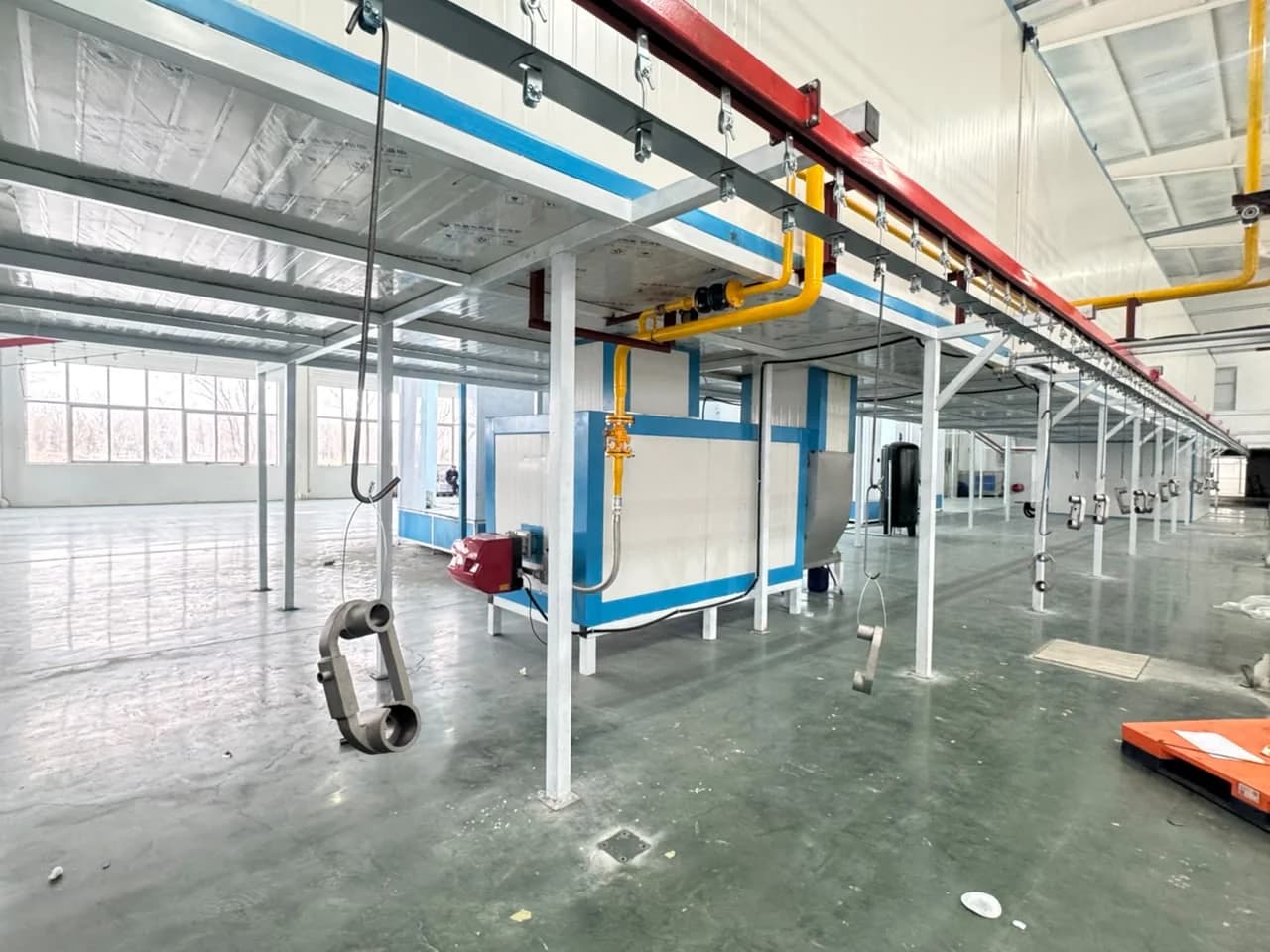 Automatic powder coating plant with conveyor
